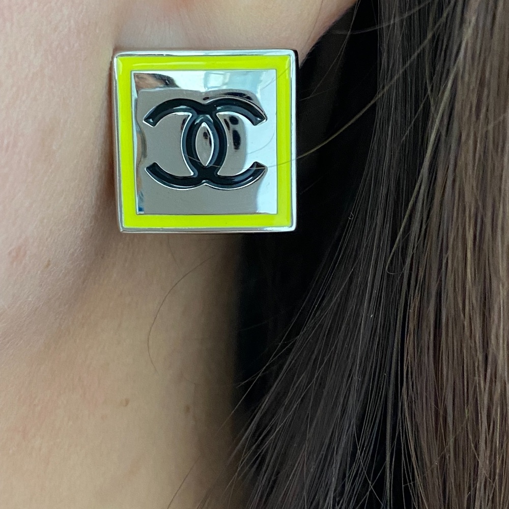 2021B CHANEL YELLOW RUNWAY SQUARE EARRINGS!